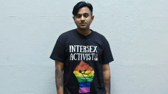 Anick con camiseta de activista intersexual