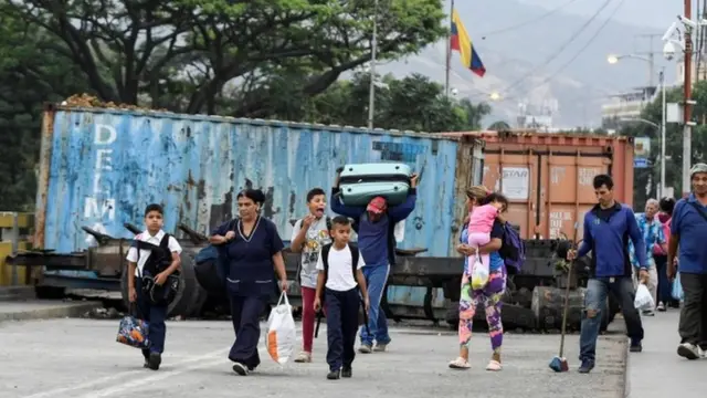 Venezuelanos cruzam fronteira com a Colômbia