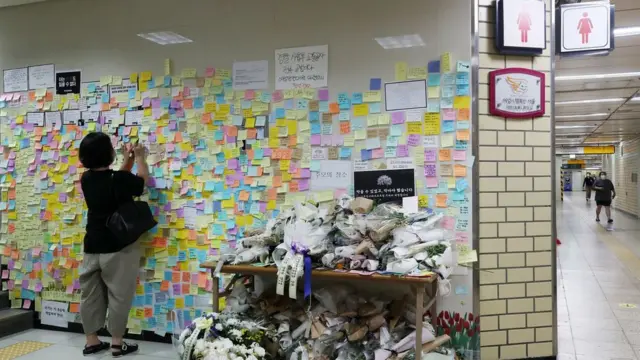 '신당역 스토킹 사건' 피해자 추모공간을 찾은 시민들이 추모의 벽에 추모 메시지를 붙이고 있다