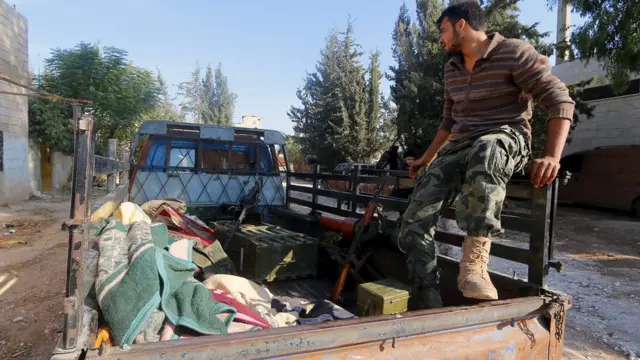 シリア反政府勢力の戦闘員(11日、シリア・ハマ県)