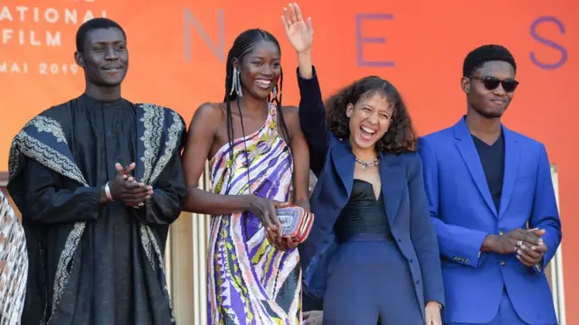 Mati Diop (2ème à partir de la droite) en compagnie des acteurs du film "Atlantique", au 72ème Festival de Cannes, le 16 mai 2019.