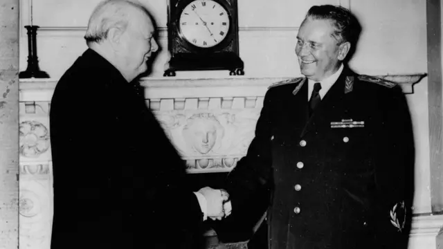 Presidente iugoslavo Josip Broz Tito (D) cumprimenta o primeiro-ministro britânico Winston Churchillganhar em apostas esportivas1953