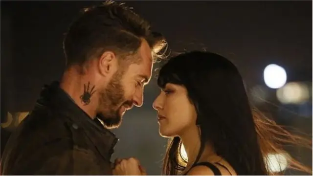 సన్నీ జీవిత కథపై వివాదం