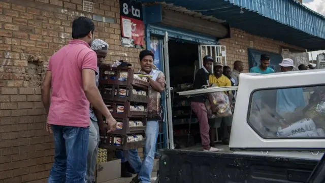 জিনিসপত্র সরিয়ে নিচ্ছেন বাংলাদেশি ব্যবসায়ীরা