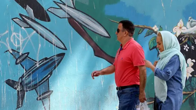 இரான் தலைவர் அயத்துல்லா அலி கமேனி சொத்துகளை முடக்கியது அமெரிக்கா - அடுத்து என்ன?