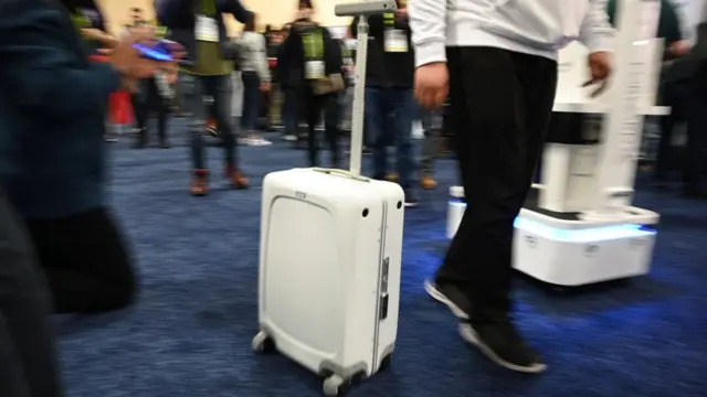Чемодан на колесах Ovis Suitcase