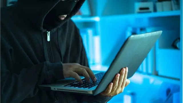 નીલની અલગ-અલગ સ્કીમમાં રોકેલાં નાણાં તથા પગાર પેટે બાકી નીકળતી રકમમાં કુલ રૂ. દસ લાખનું નુકસાન ગયું હોવાનો પતિ-પત્નીનો આરોપ છે