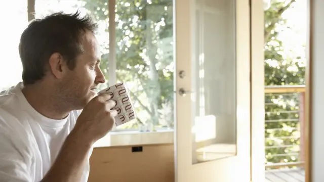 Hombre bebiendo café