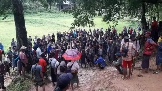 ပြန်ပေးဆွဲခံရ သူကို လိုက်ရှာနေတဲ့ရွာသားများ