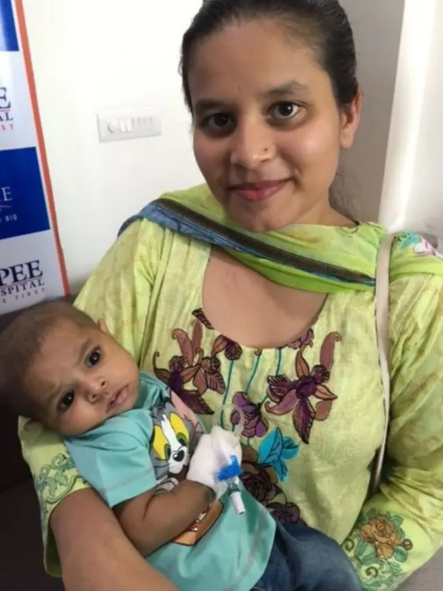 ریحان اپنی والدہ کی گود میں