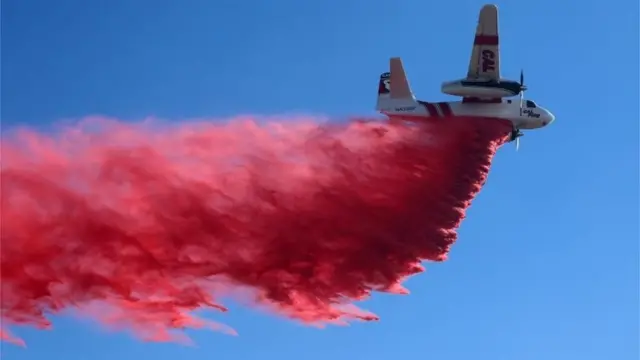 Avión hidrante en California