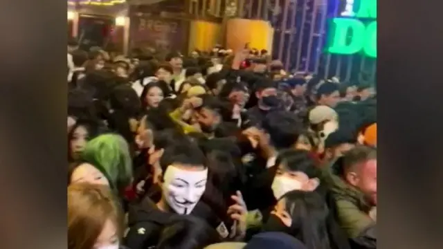 ภาพจากคลิปวิดีโอที่เผยให้เห็นฝูงชนแออัดกันอยู่ที่ย่านอิแทวอนในกรุงโซลของเกาหลีใต้