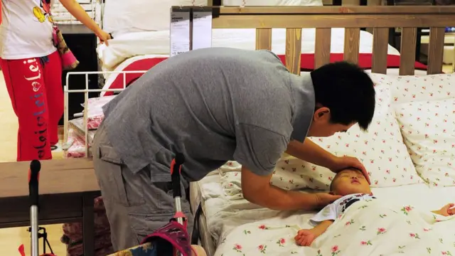 Man dey pet im pikin