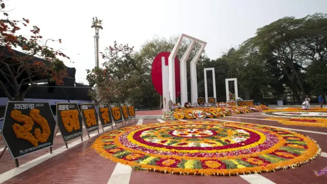 ঢাকা বিশ্ববিদ্যালয় প্রাঙ্গণে ১৯৫২ সালের ২১শে ফেব্রুয়ারির ভাষা শহীদদের স্মরণে নির্মিত শহীদ মিনার।