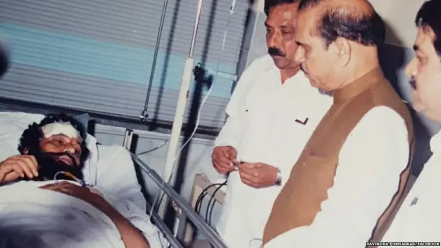 घायल आनंद दिघे का हालचाल लेते शिवसेना नेता मनोहर जोशी