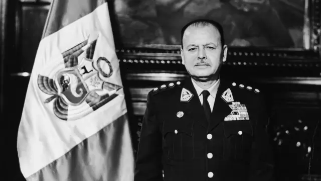 Juan Velasco al tomar el gobierno