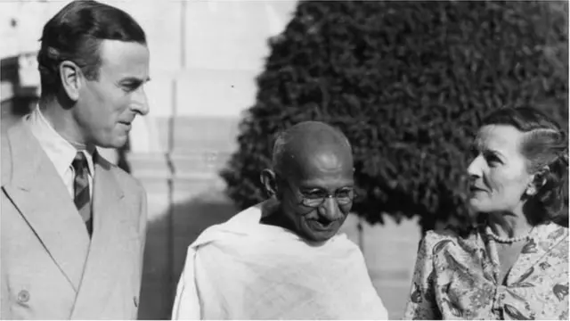 లార్డ్ మౌంట్బాటన్, ఆయన భార్యతో మోహన్దాస్ కరంచంద్ గాంధీ