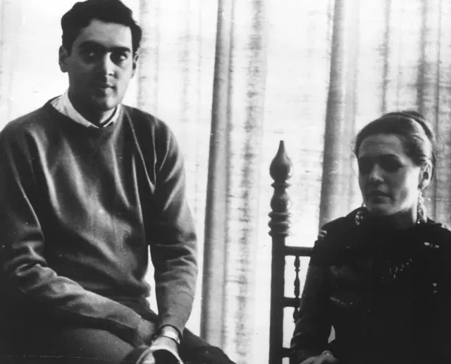 கணவர் ராஜீவ் காந்தியுடன் சோனியா காந்தி