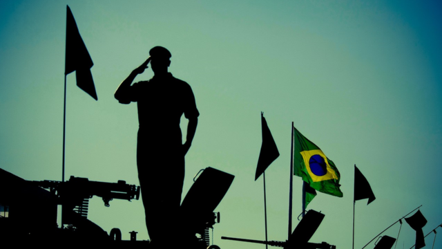 Militar brasileiro faz continência