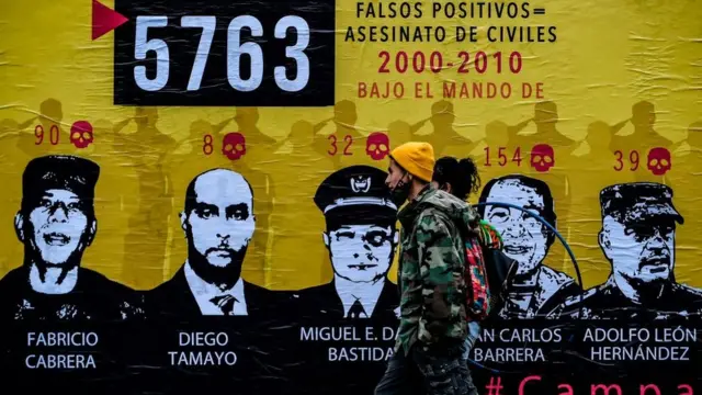 Cartel de protesta que recuerda a los falsos positivos