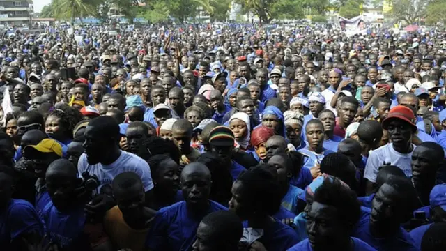 People wey dey Support former international football star George Weah inside Monrovia on April 28, 2016.