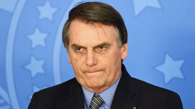 Jair Bolsonaro aparece com feição séria durante evento