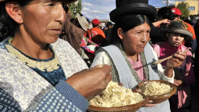 Mujeres bolivianas comiendo quinoa