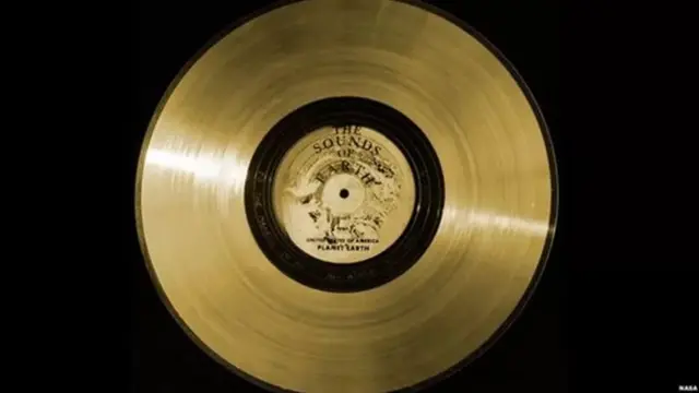 व्हॉयेजर यानांसोबत अंतराळात पाठवलेली 'गोल्डन रेकॉर्ड', ज्यावर केसरबाई केरकरांचं गाणं आहे.