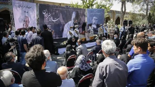 مراسم خاکسپاری محمد علی کشاورز