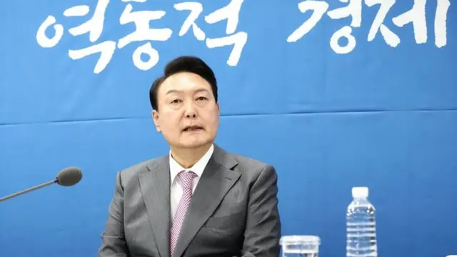 윤석열 대통령은 13일 북한 주민에게 백신을 비롯한 의약품을 지원할 방침이라고 밝혔다