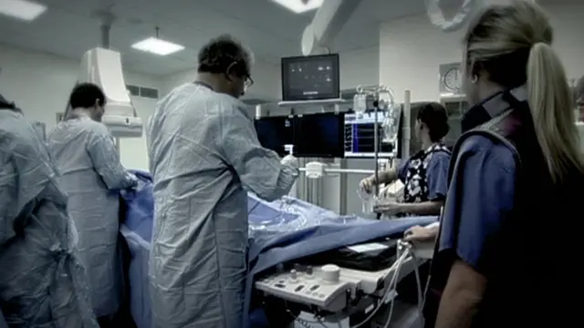 ሐኪሞች በቀዶ ህክምና ላይ