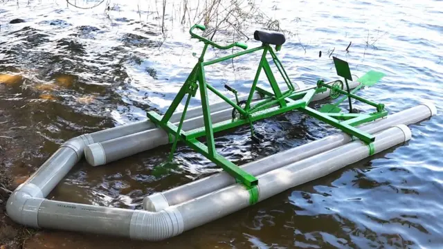 பணியாளரின் பாதுகாப்பிற்காக ஊராட்சி செயலர் வடிவமைத்த சைக்கிள் படகு