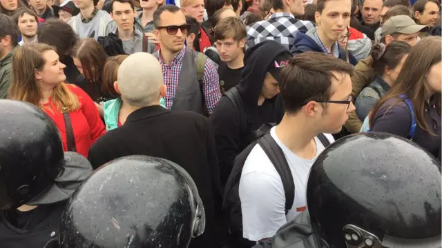 Люди і не підозрюють, що їх вже оточили, пише з Марсового поля кореспондент російської служби Бі-бі-сі Андрій Сошніков