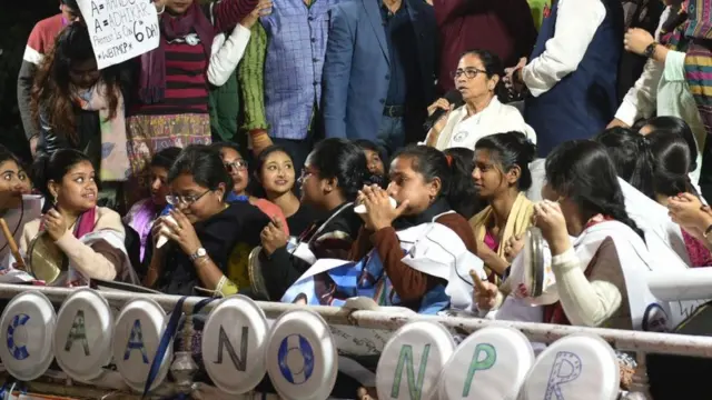 সিএএ-র বিরুদ্ধে কলকাতার সভামঞ্চ থেকে মমতা ব্যানার্জির প্রতিবাদ। জানুয়ারি, ২০২০