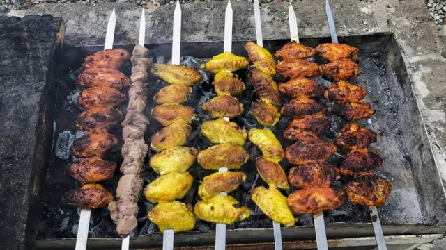 آیا خوردن غذاهایی که نیاز به جویدن بیشتر دارد به کاهش وزن کمک می‌کند؟