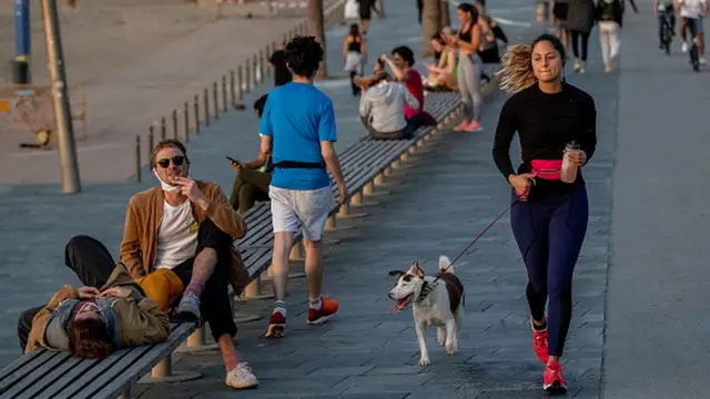 Барселонцы в эти выходные старались соблюдать дистанцию, но в некоторых районах снова стало многолюдно