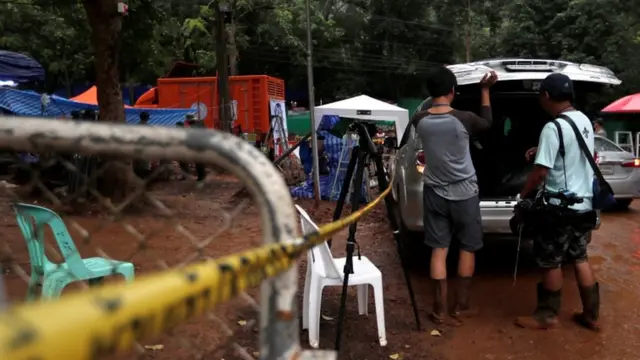 पत्रकारांना गुहेजवळची जागा रिकामी करण्यास सांगितलं आहे.