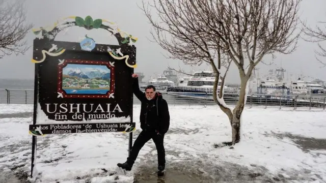 Marvin Schult al lado de un cartel de Ushuaia