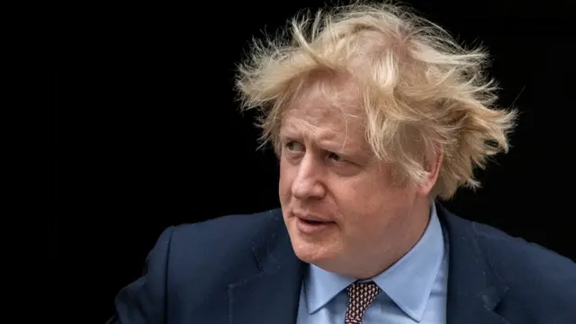 约翰逊步出伦敦唐宁街10号首相府（3/6/2020）