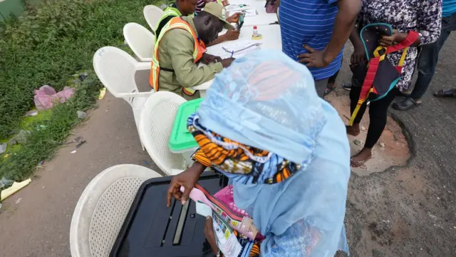 Woman as she dey cast her vote