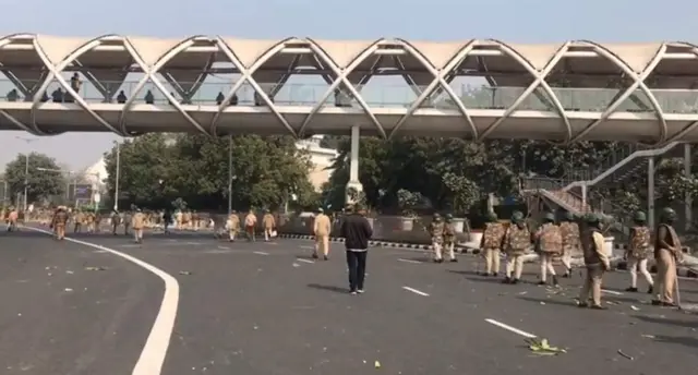 டெல்லியில் போக்குவரத்து துண்டிப்பு - இணைய சேவை முடக்கம்