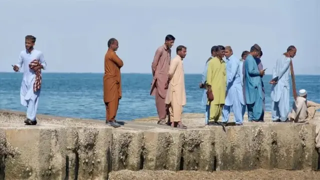 જિવાની બીચ પર સૂર્યાસ્ત જોવા માટે એકઠા થયેલા લોકો