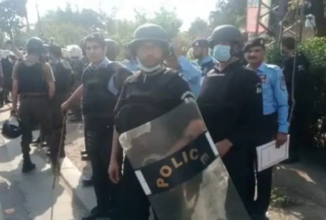 ज़मान पार्क में भारी पुलिस बल मौजूद है