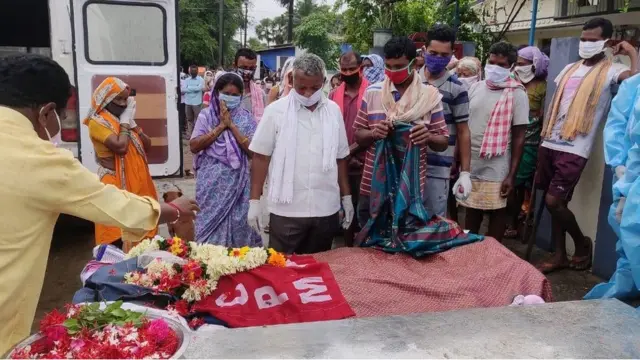 స్వగ్రామం సున్నంవారిగూడెంలో రాజయ్య మృతదేహం