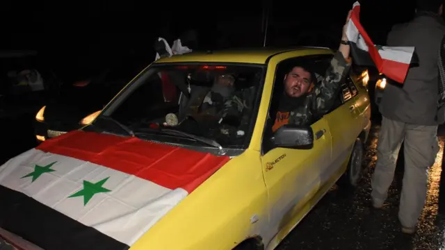 Esad destekçileri haberler üzerine sokaklarda kutlama yaptı