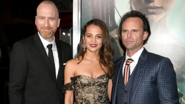 На голливудской премьере (слева направо): режиссер Роар Утхауг, Алисия Викандер и Уолтон Гоггинс