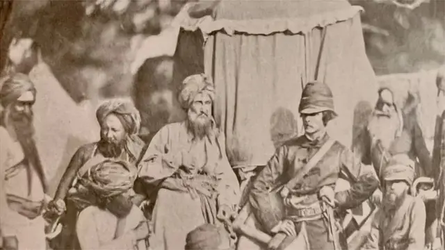 कॅप्टन विलियम हॉडसन आपल्या सैनिकांसोबत..