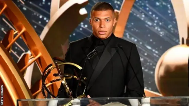 Uyu mwaka Mbappe yegukanye igihembo cy'umukinnyi wahize abandi muri shampiyona y'umupira w'amaguru y'icyiciro cya mbere mu Bufaransa ya Ligue 1