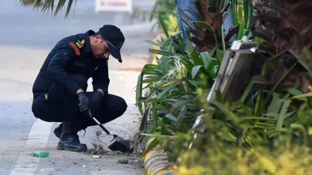 نیروهای سازمان امنیت ملی هند در حال بررسی آثار بمب منفجر شده