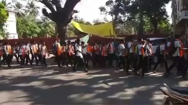 کالج میں زعفرانی شال اور سٹالز